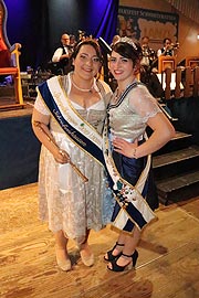 Juliane I und ihre Vorgängerin Lena I.  im Festzelt (©Foto: Martin Schmitz)